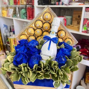 Caja de madera con imponentes rosas azules