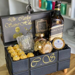 Un regalo con carácter: baúl en el color de tu elección, con un elegante Jhonnie Walker Double Black
